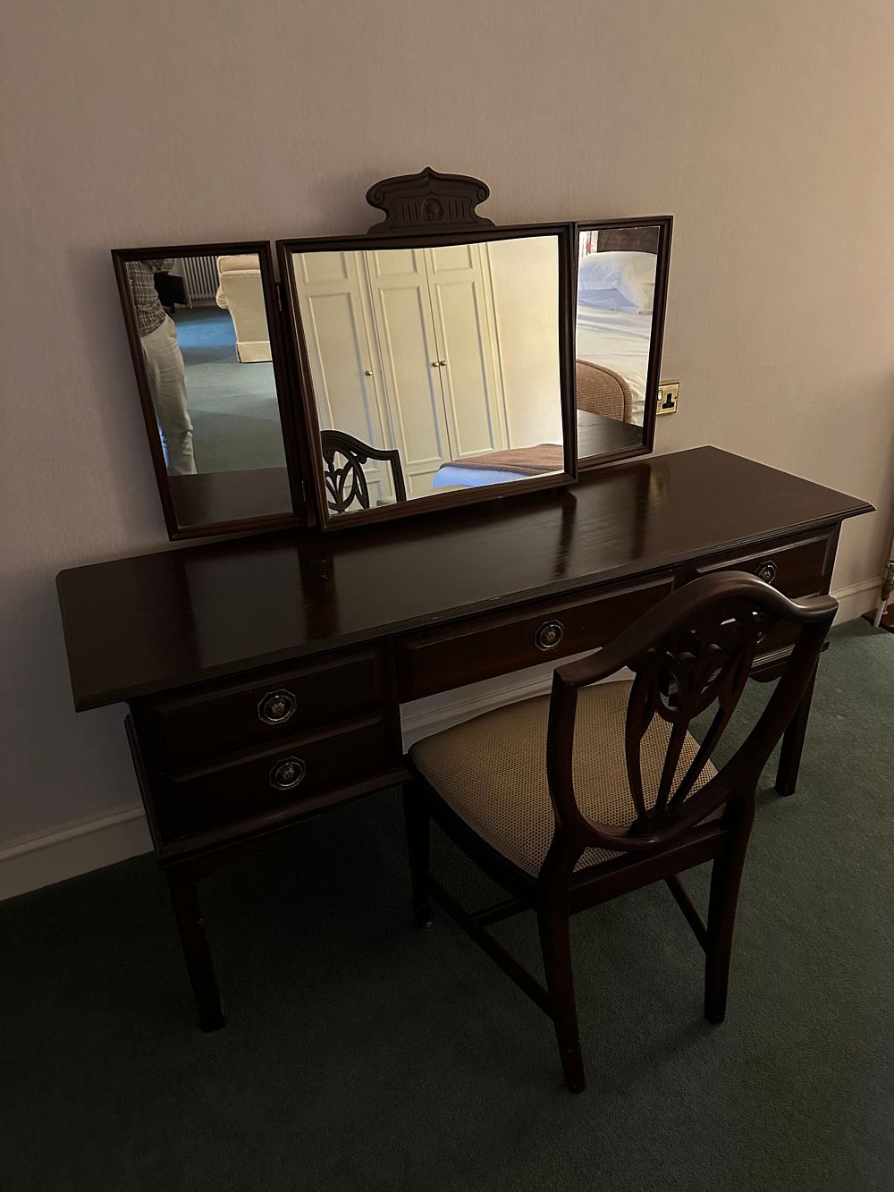 Lot 1528: A Stag Minstrel Dressing Table and Chair