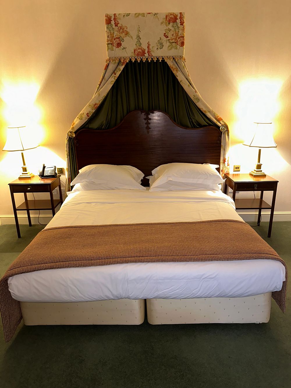 Lot 1531: A Traditional Style Zip and Link Bed Ensemble, 180 x 200cm, with Headboard, Pelmet, and Pair of Bedside Tables