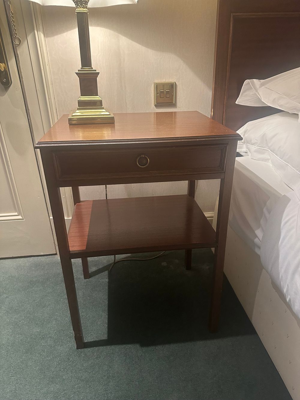 Lot 1537: A Pair of Federal Style Mahogany Side Tables