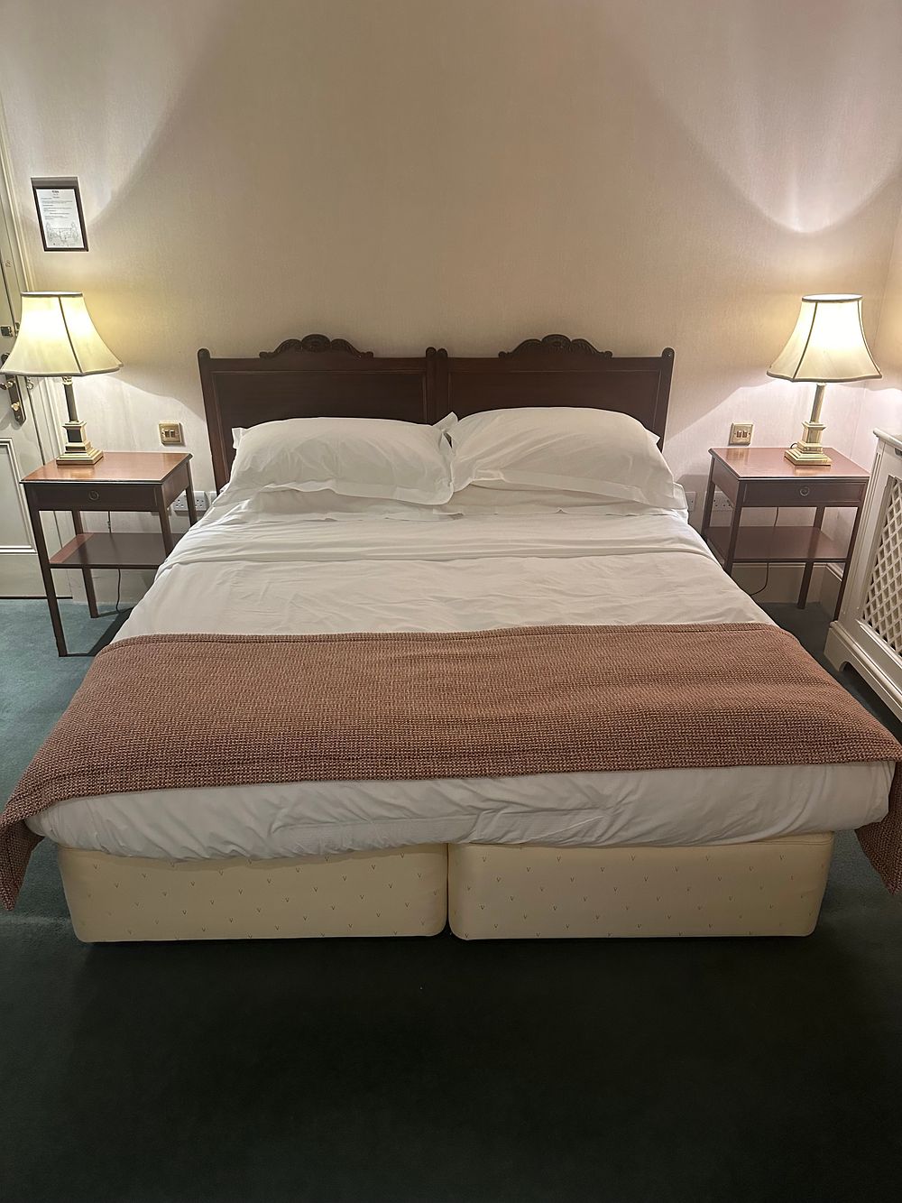 Lot 1543: A Zip and Link 180 x 200cm Divan Bed with Carved Headboards, flanked by a Pair of Bedside Tables and Lamps