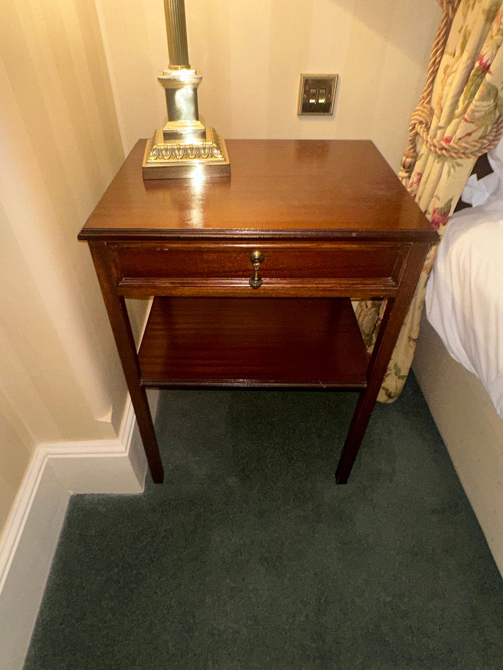 Lot 1562: A Pair of Federal Style Mahogany Side Tables