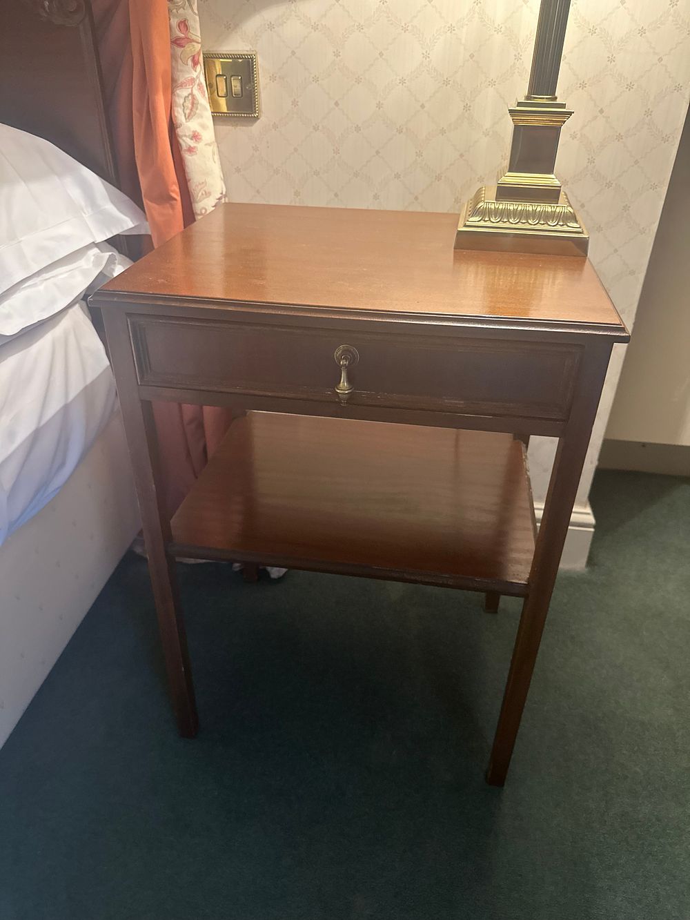 Lot 1596: A Pair of Georgian/Federal Style Mahogany Bedside Tables