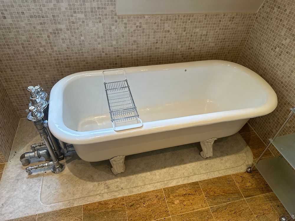 Lot 1601: A Vintage-Style Freestanding Clawfoot Bathtub