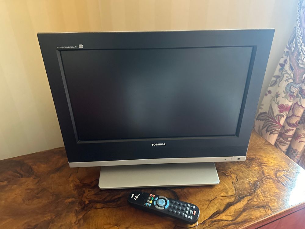 Lot 1617: Toshiba 20HLV16 20-inch LCD HD Ready/DVD Combo Television
