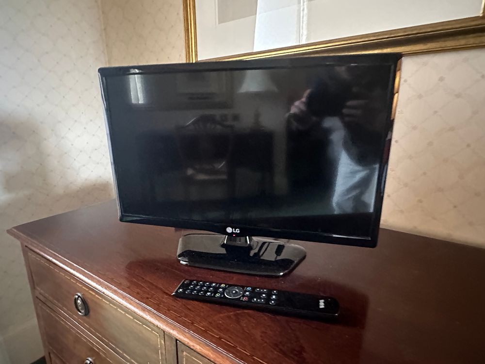 Lot 1664: LG 22LX530H LED Television