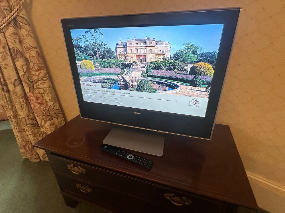 Lot 1669: Toshiba REGZA 24-inch LCD Television