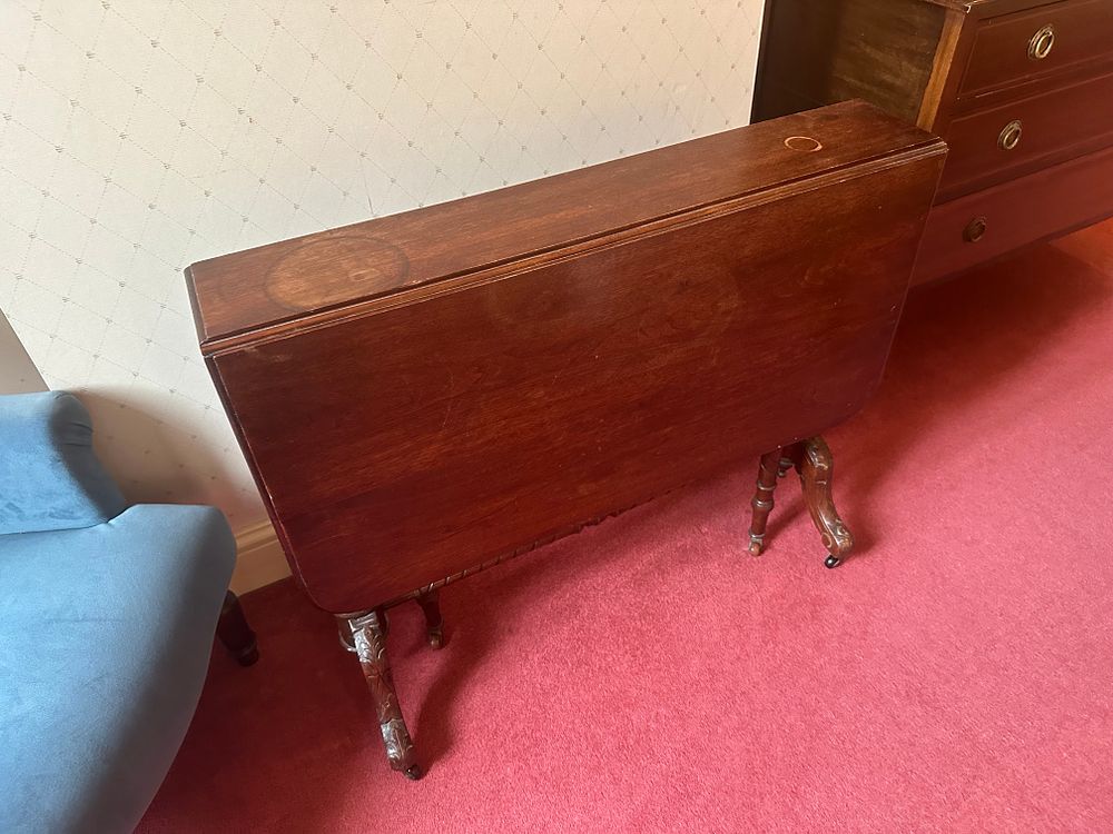 Lot 1692: A Victorian Mahogany Drop-Leaf Gateleg Table