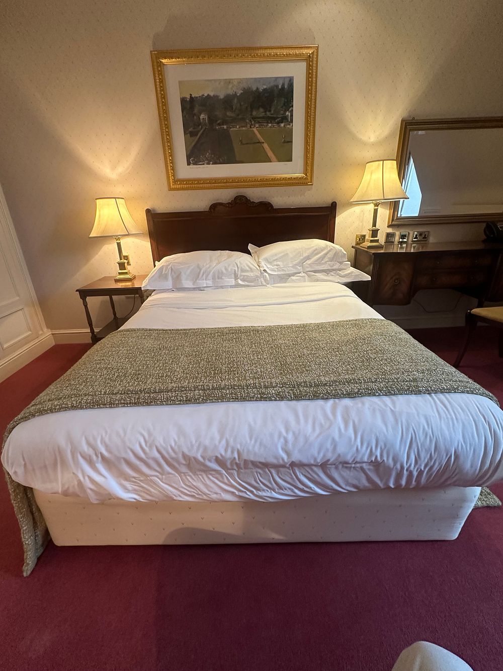 Lot 1694: A Traditional Carved Dark Stained Wood Bed and Headboard, 150 x 200cm