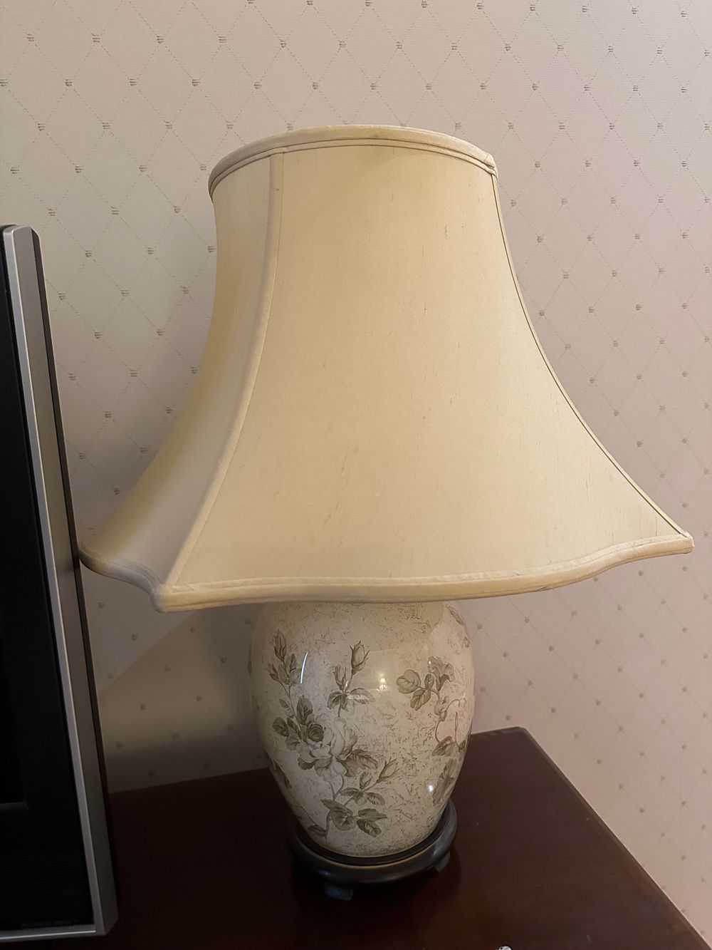 Lot 1697: A Vintage Hand-Painted Porcelain Table Lamp with Floral Decoration