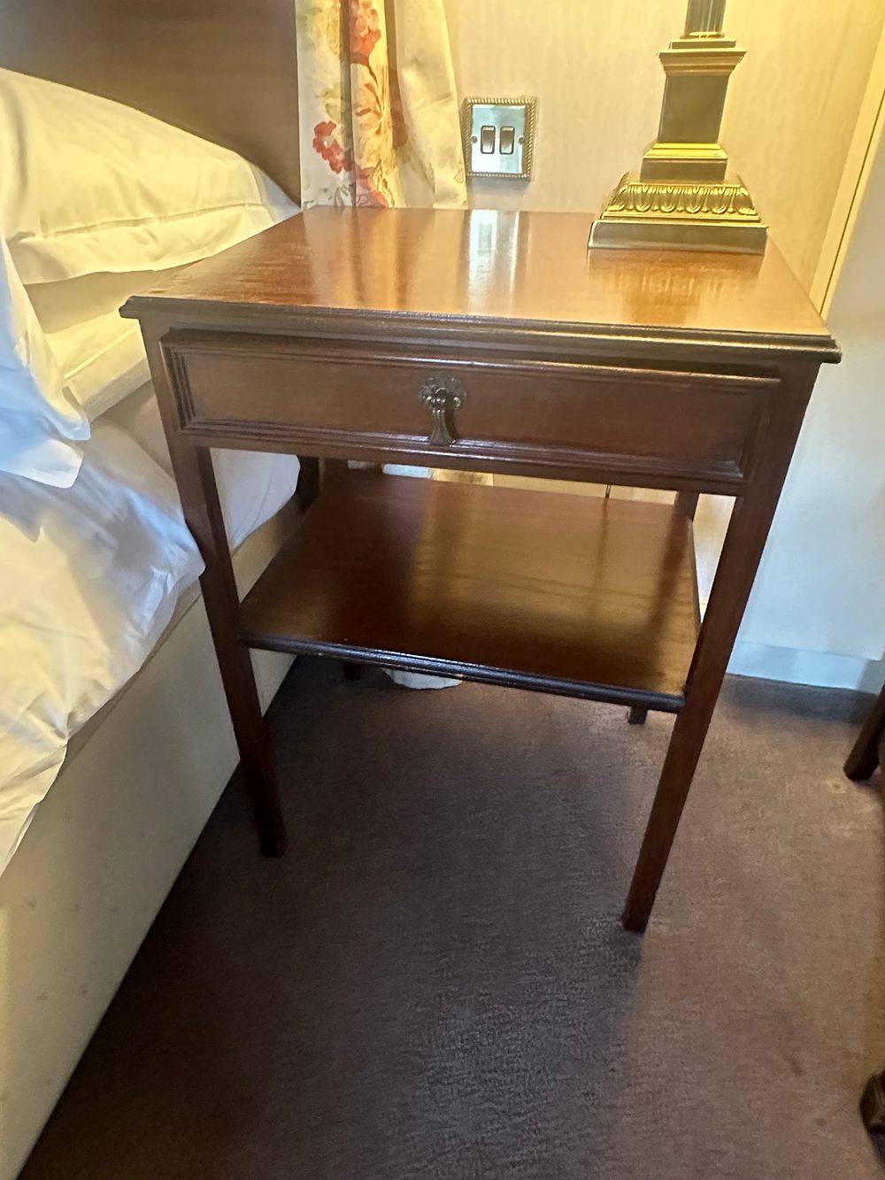 Lot 1719: A Pair of Traditional Mahogany Nightstands