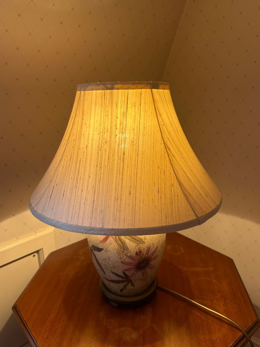 Lot 1732: A Vintage Chinoiserie Porcelain Floral Table Lamp