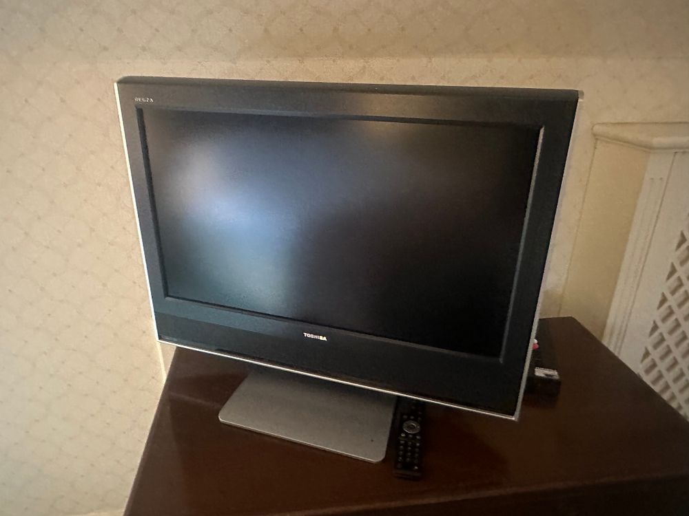 Lot 1746: Toshiba 20HLV16 20-inch LCD HD Ready/DVD Combo Television