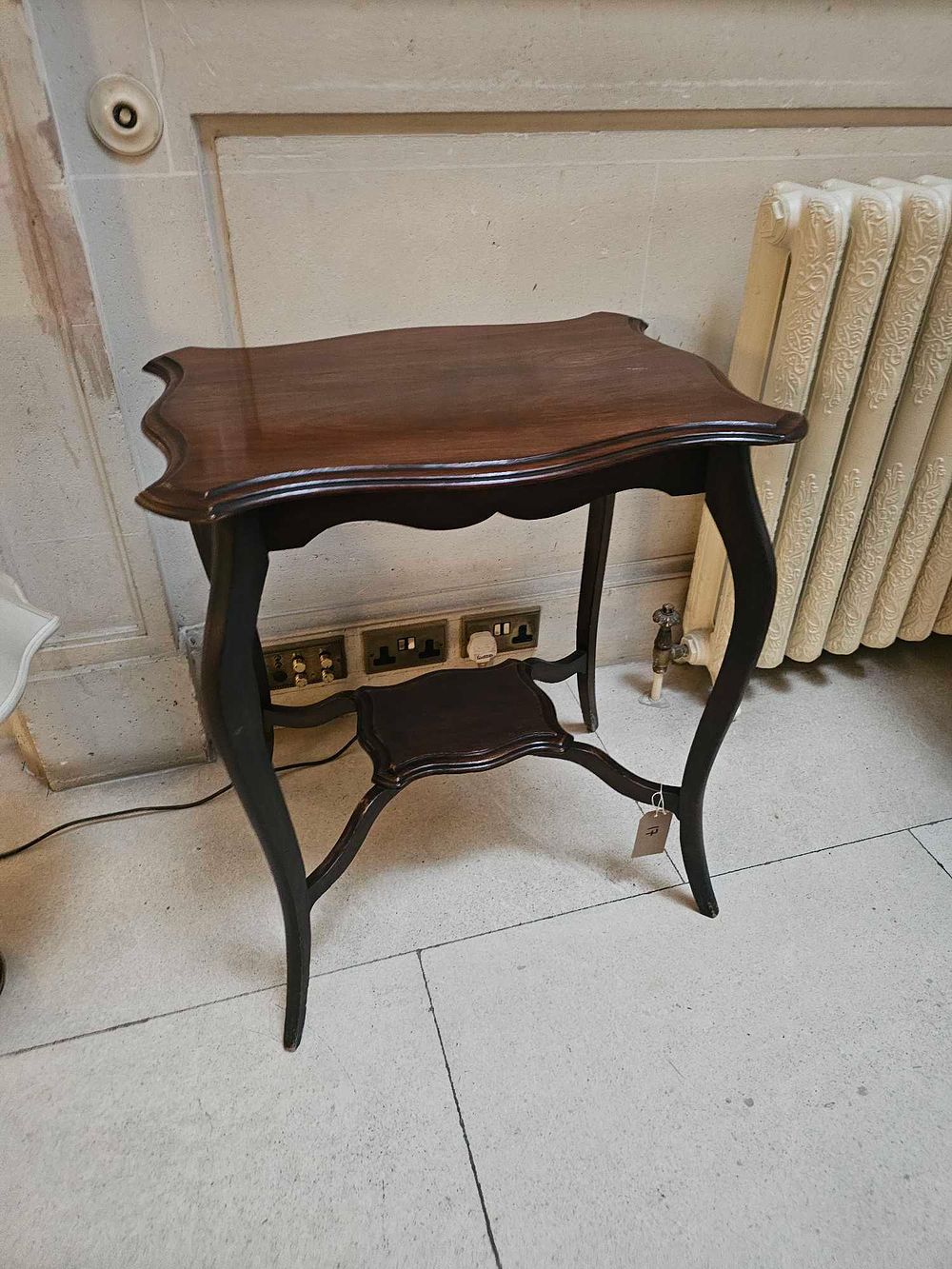 Lot 17: An Edwardian Mahogany Lamp Table