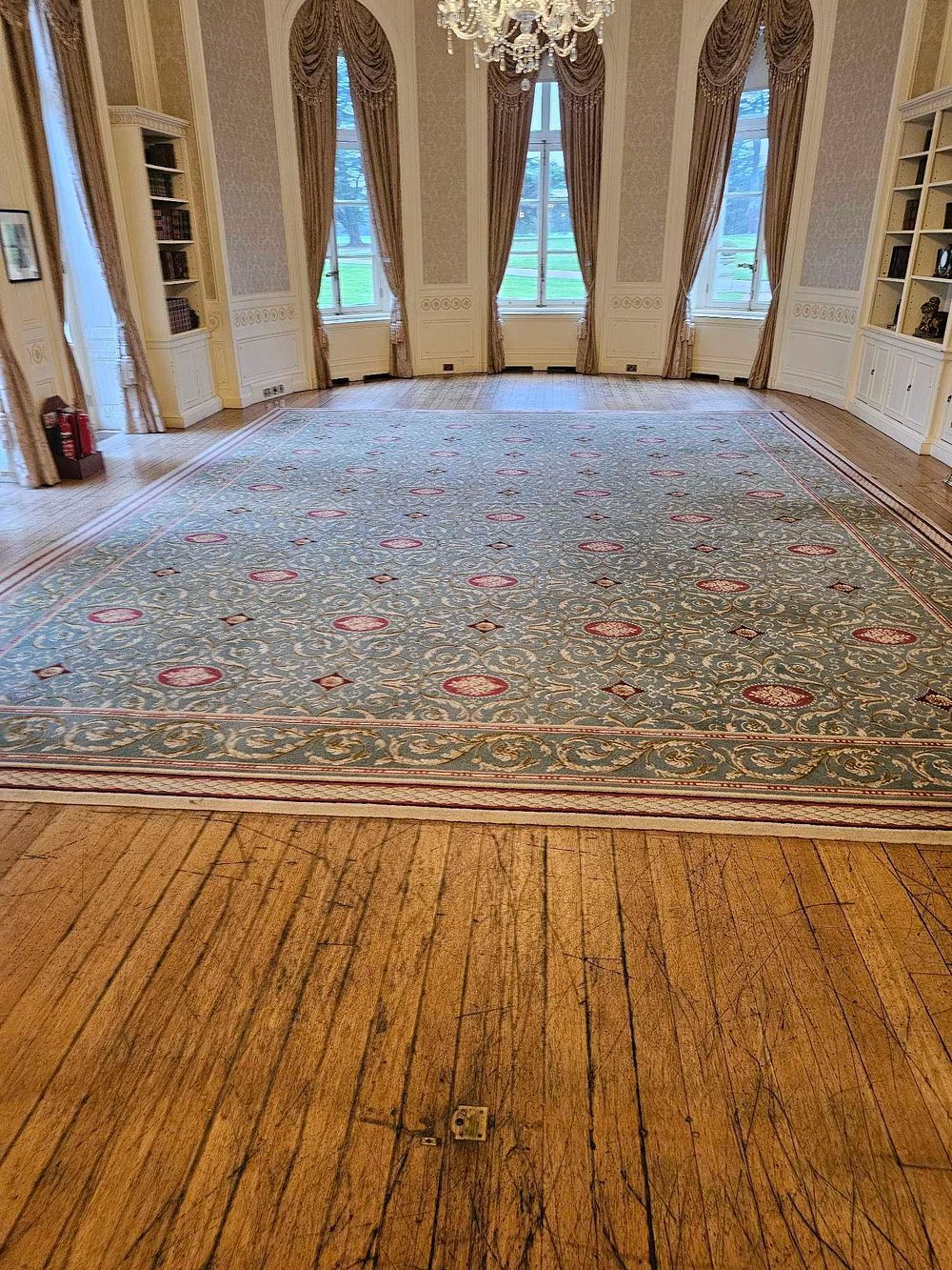 Lot 175: Safavieh Lyndhurst Floral Lattice Room-Sized Area Rug