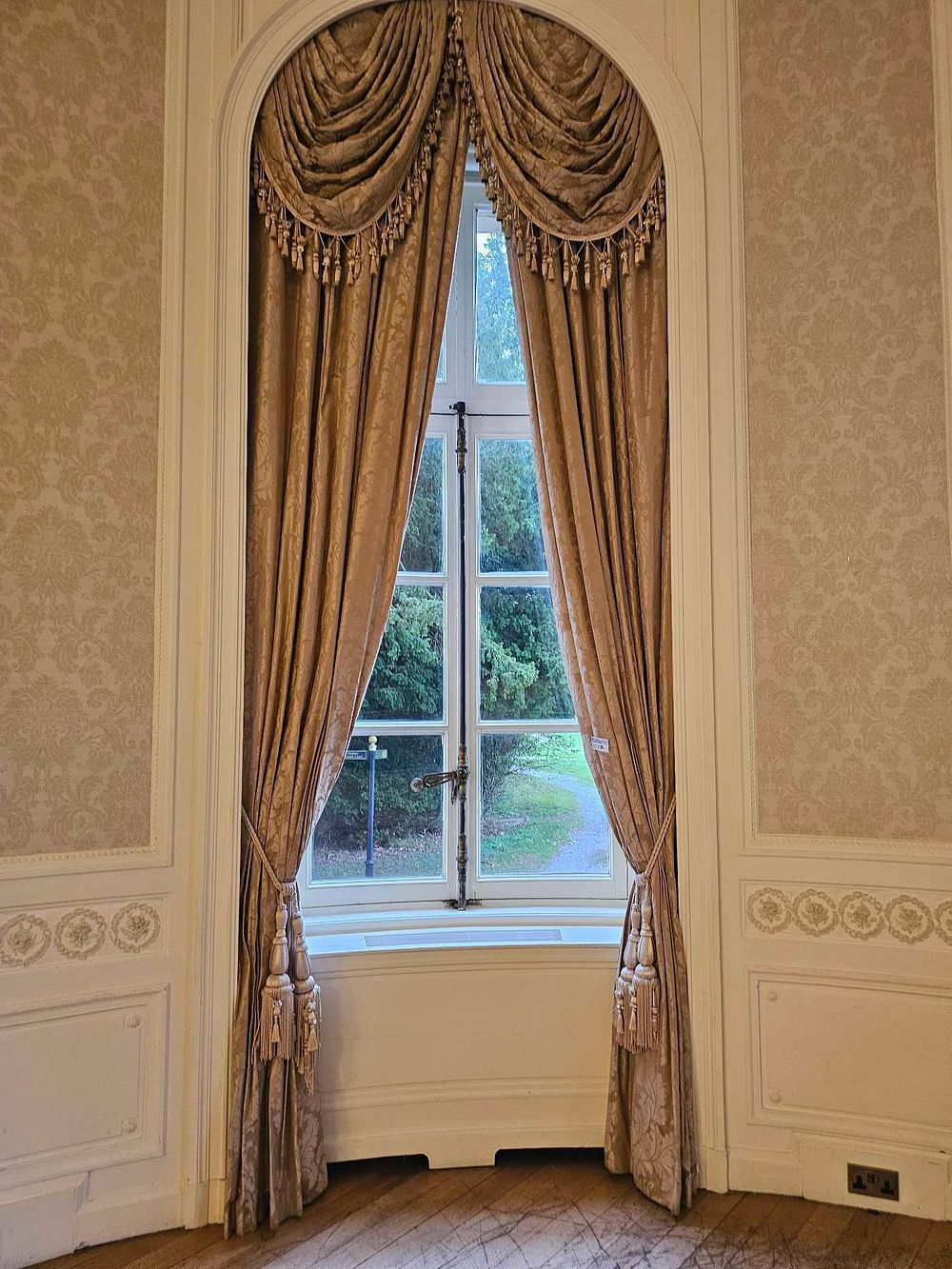 Lot 186: A Pair of Classical-Style Damask Window Curtains with Swagged Pelmet and Tasselled Tie-Backs