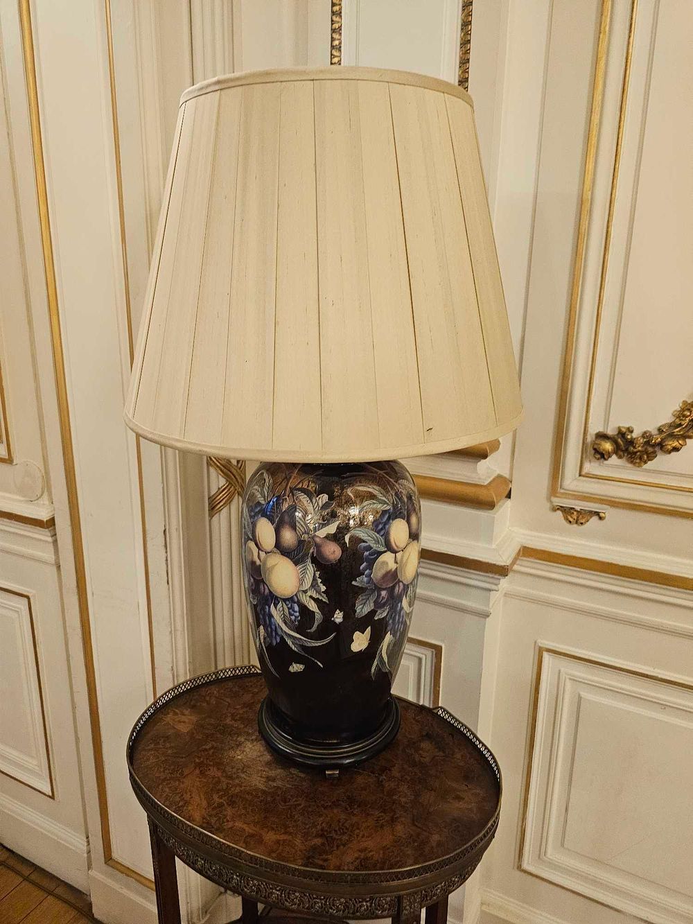 Lot 224: A Late 20th Century Chinoiserie Famille Noir Style Porcelain Table Lamp