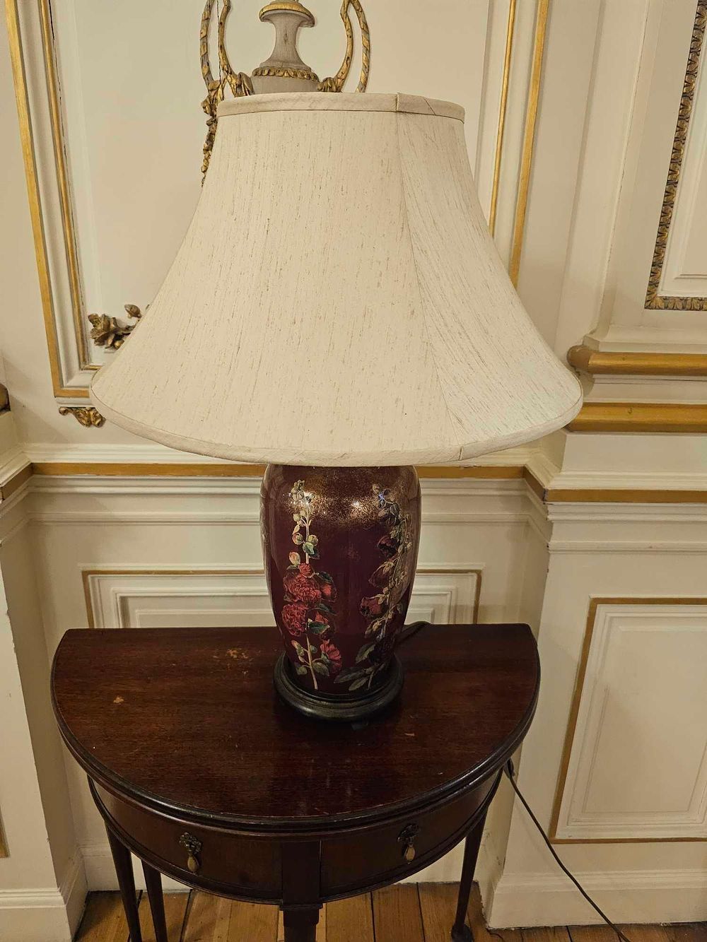 Lot 226: A Chinoiserie Style Polychrome and Gilt-Decorated Table Lamp