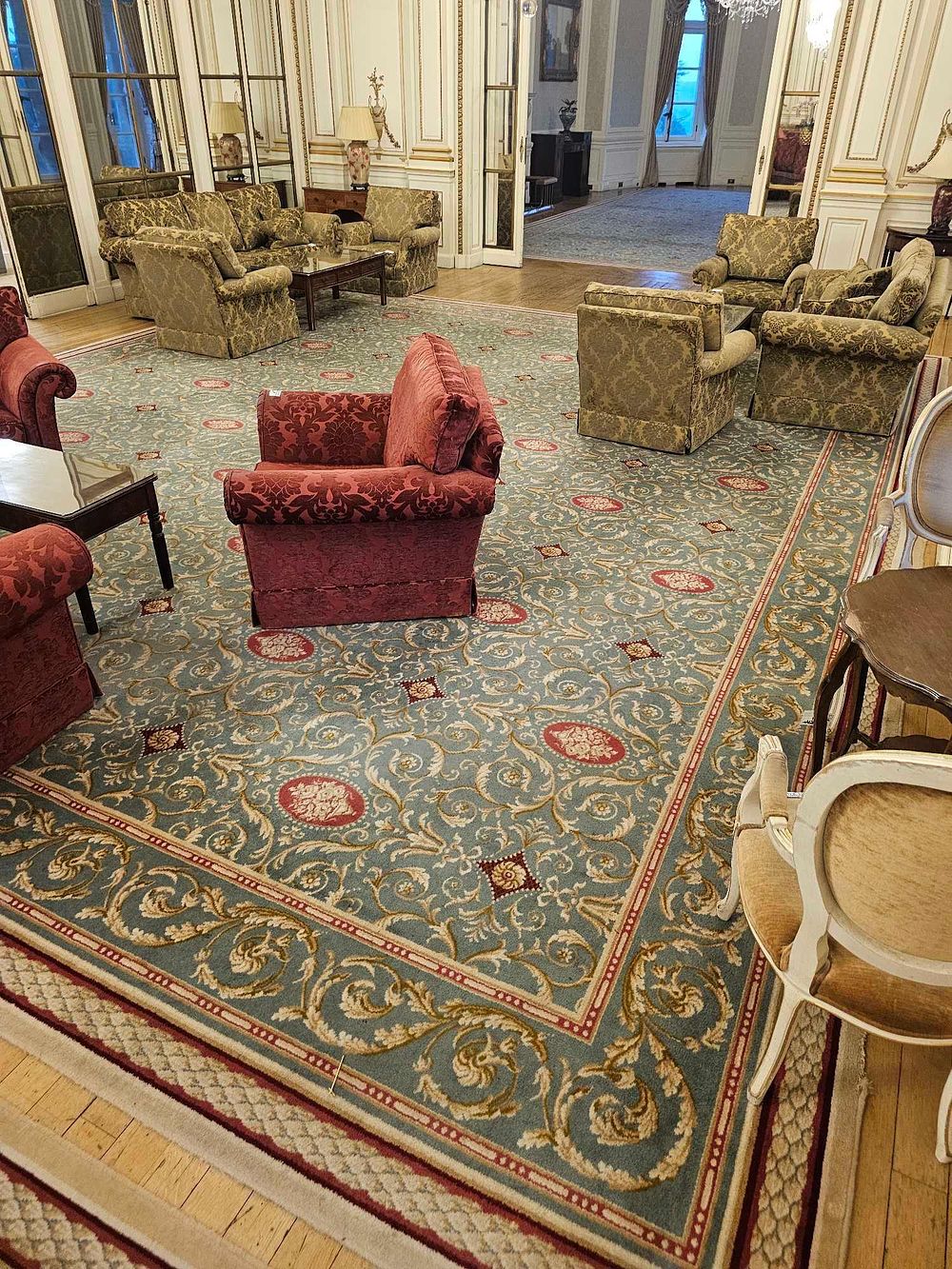 Lot 234: Safavieh Lyndhurst Collection Machine-Made Floral Area Rug