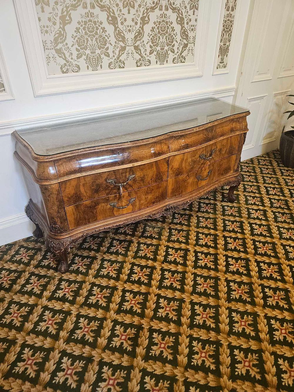 Lot 264: An Italian 18th Century Walnut and Burr-Walnut Bombé Commode