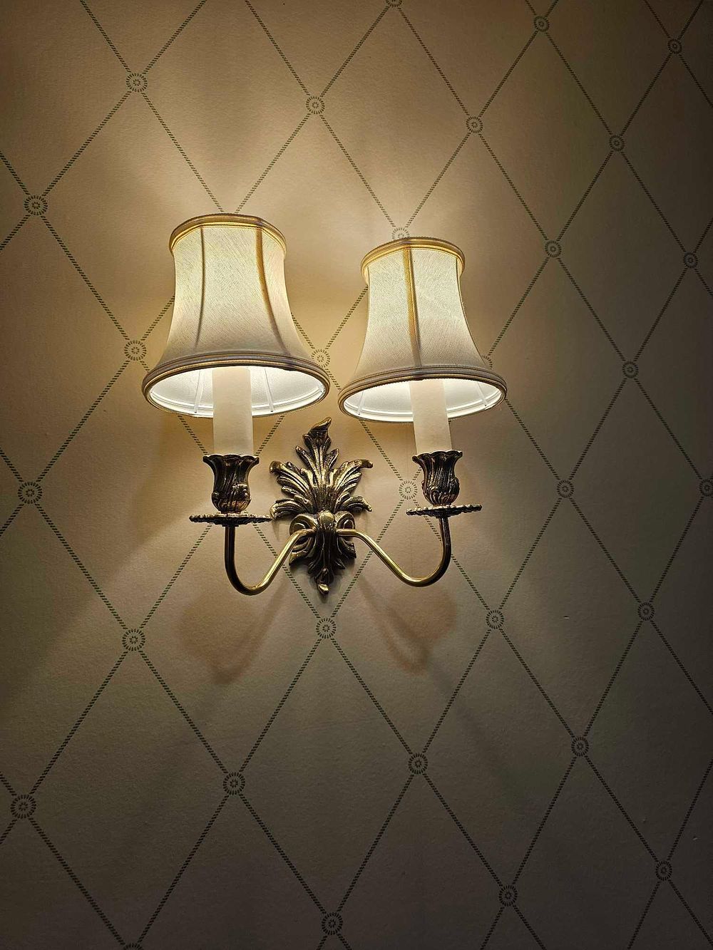 Lot 541: A 1920s Colonial Revival Brass Double-Arm Wall Sconce