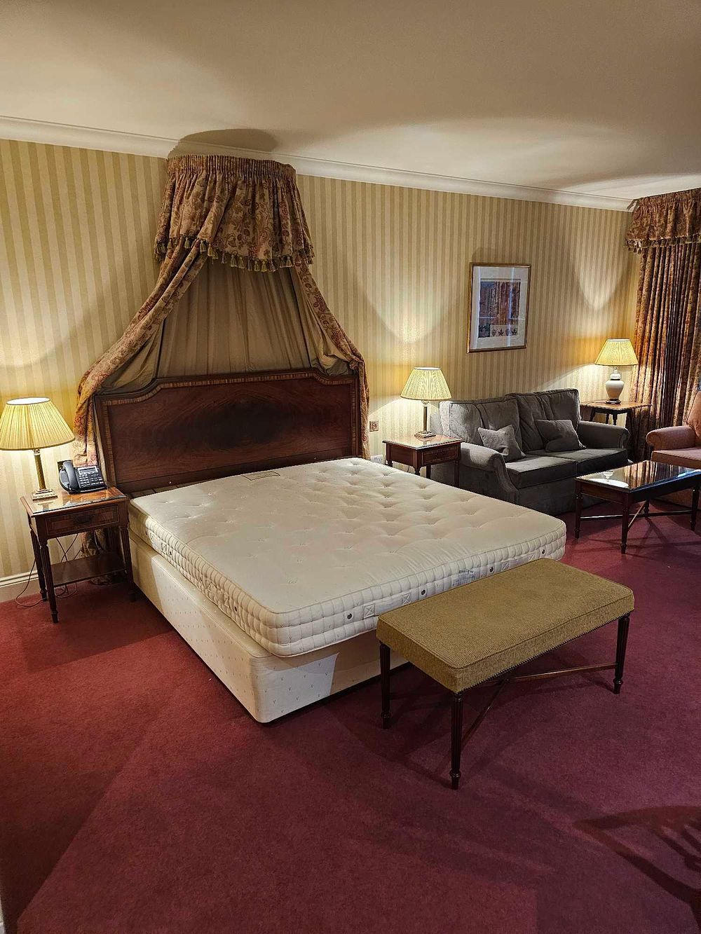 Lot 551: A Suite of Furnishings from a Parkland Deluxe Room, Luton Hoo Hotel Golf and Spa