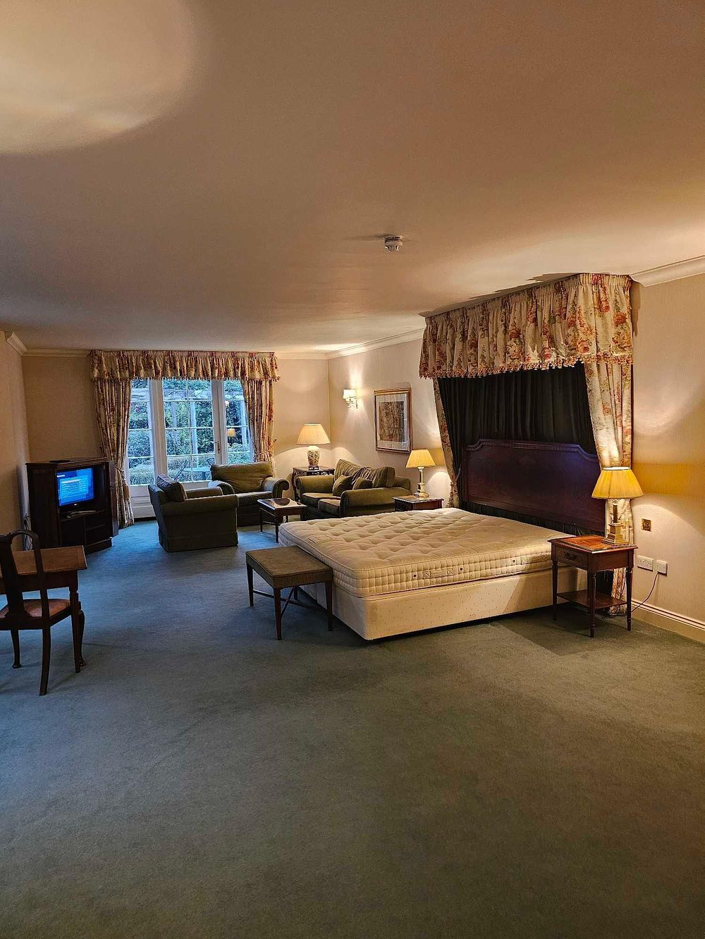 Lot 554: Contents of a Traditional Hotel Suite, including a Hypnos Mattress