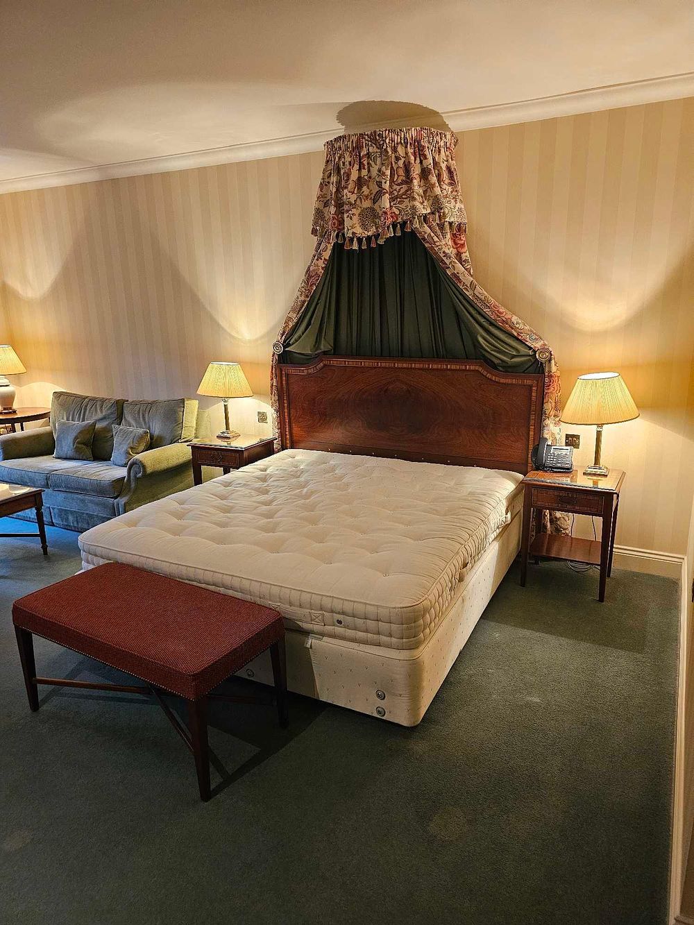 Lot 557: A Suite of Furnishings from The Dorchester Hotel, London