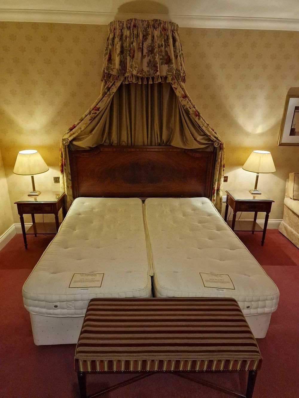 Lot 562: A Suite of Traditional-Style Hotel Furniture, Associated with Luton Hoo Hotel Golf and Spa