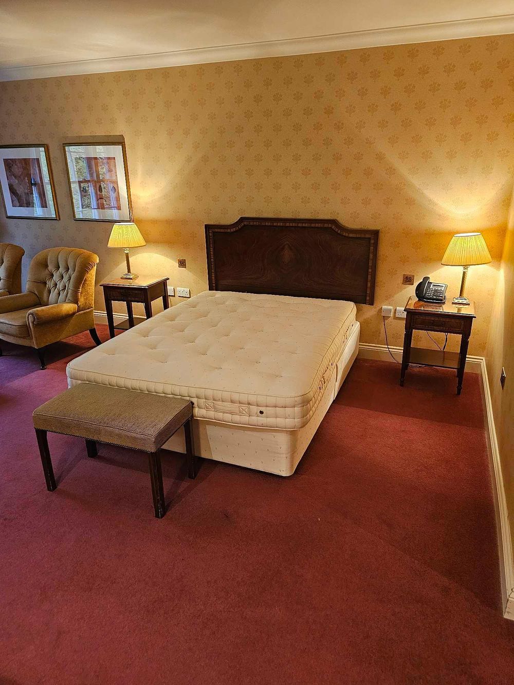 Lot 580: A Comprehensive Suite of Traditional Hotel Furnishings Featuring a Vispring Bedstead Traditional Mattress