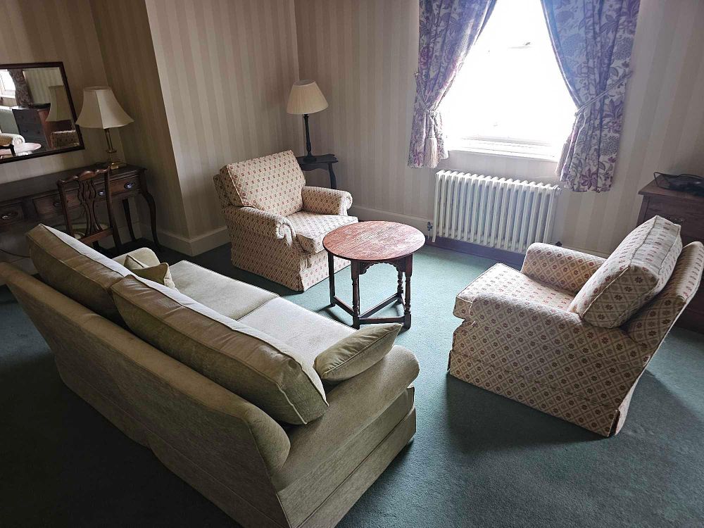 Lot 605: A Collection of Traditional Living Room Furniture