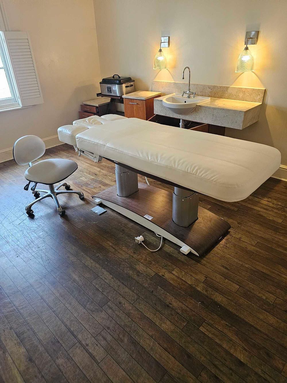 Lot 744: SKINACT Bale Electric Spa Facial Massage Treatment Table with Operator's Stool