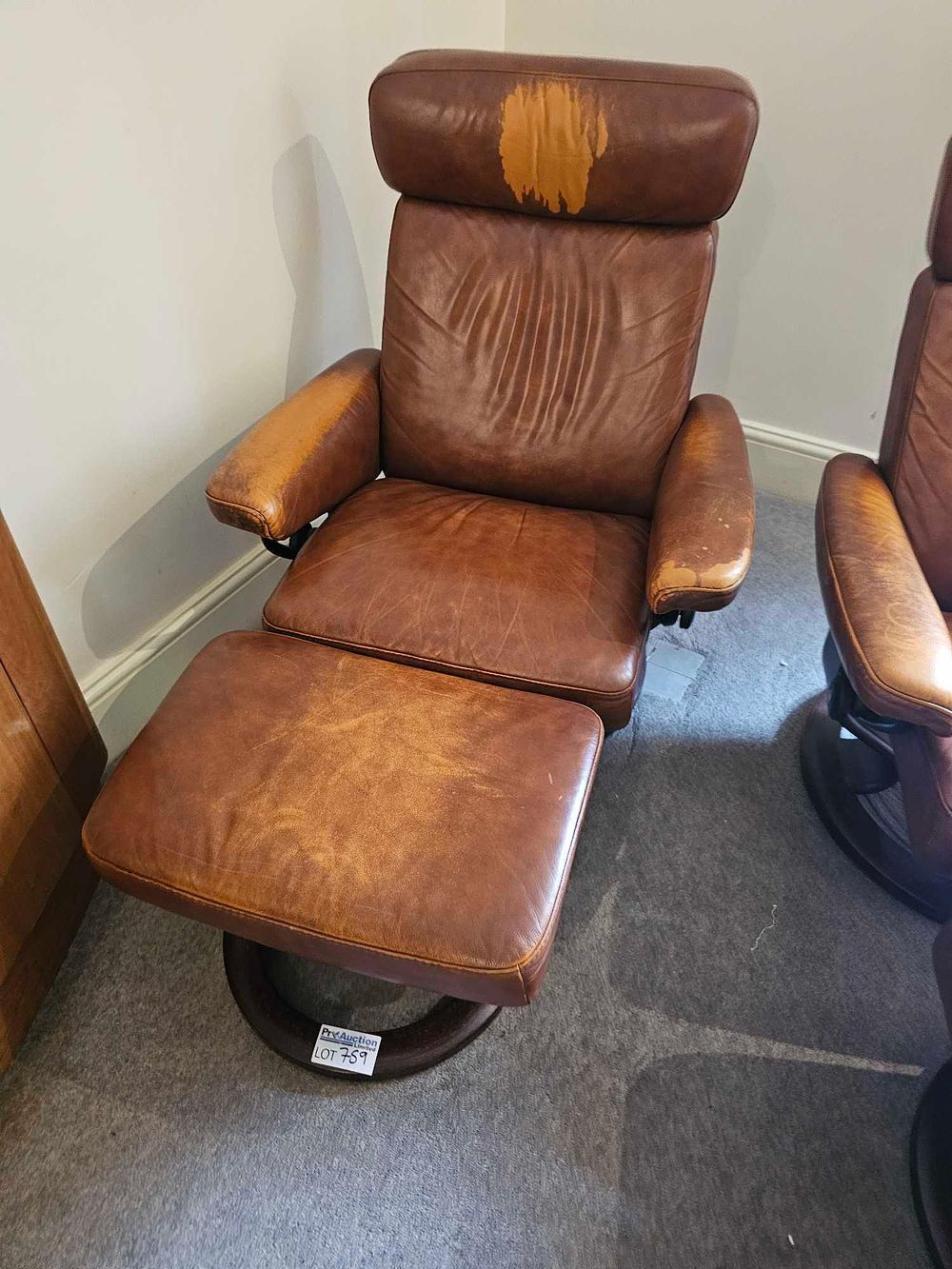 Lot 759: An Ekornes Stressless Leather Recliner Chair and Ottoman