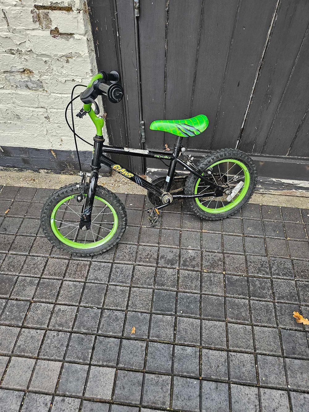 Lot 821: Apollo Claws Kids Bike, Black and Neon Green