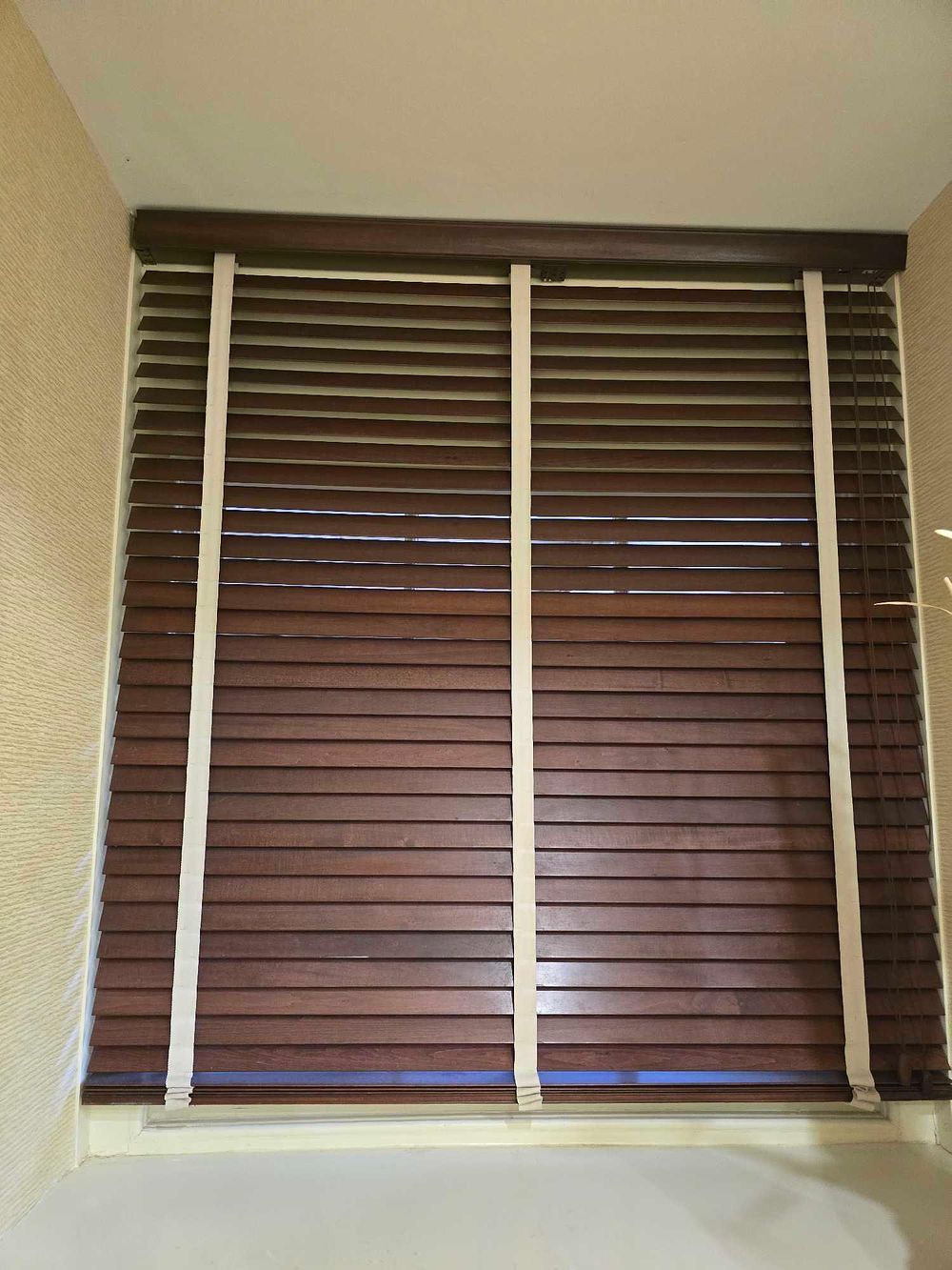 Lot 2133: A Pair of LEVOLOR Faux Wood Horizontal Blinds and a 'GENTLEMEN' Brass Plaque