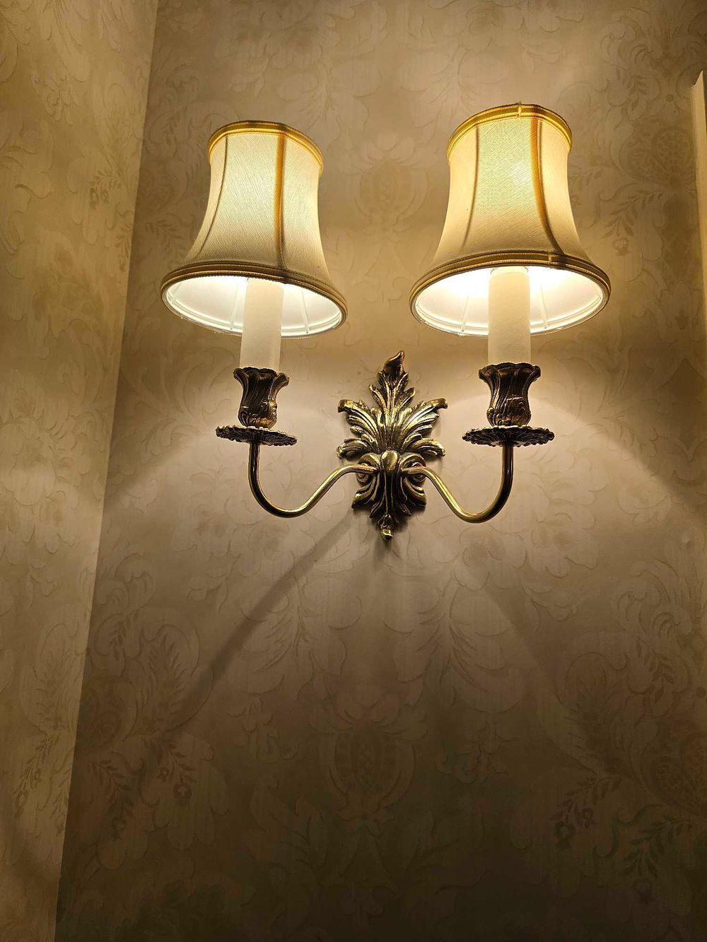 Lot 2235: A French Rococo Style Gilt Brass Twin-Arm Acanthus Leaf Wall Sconce