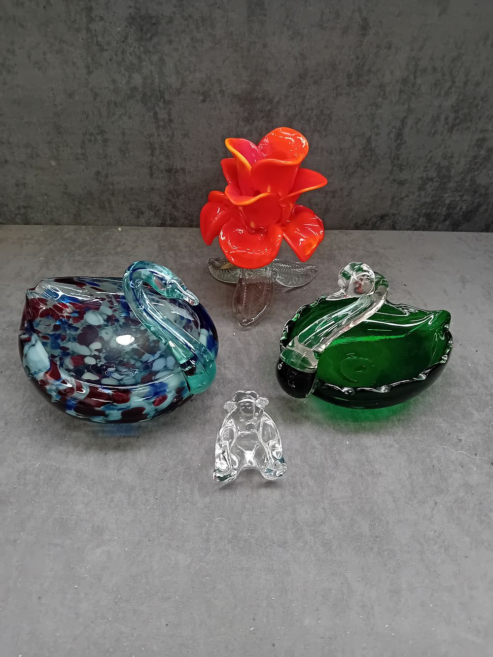 Lot 252: A Group of Four Decorative Art Glass Items