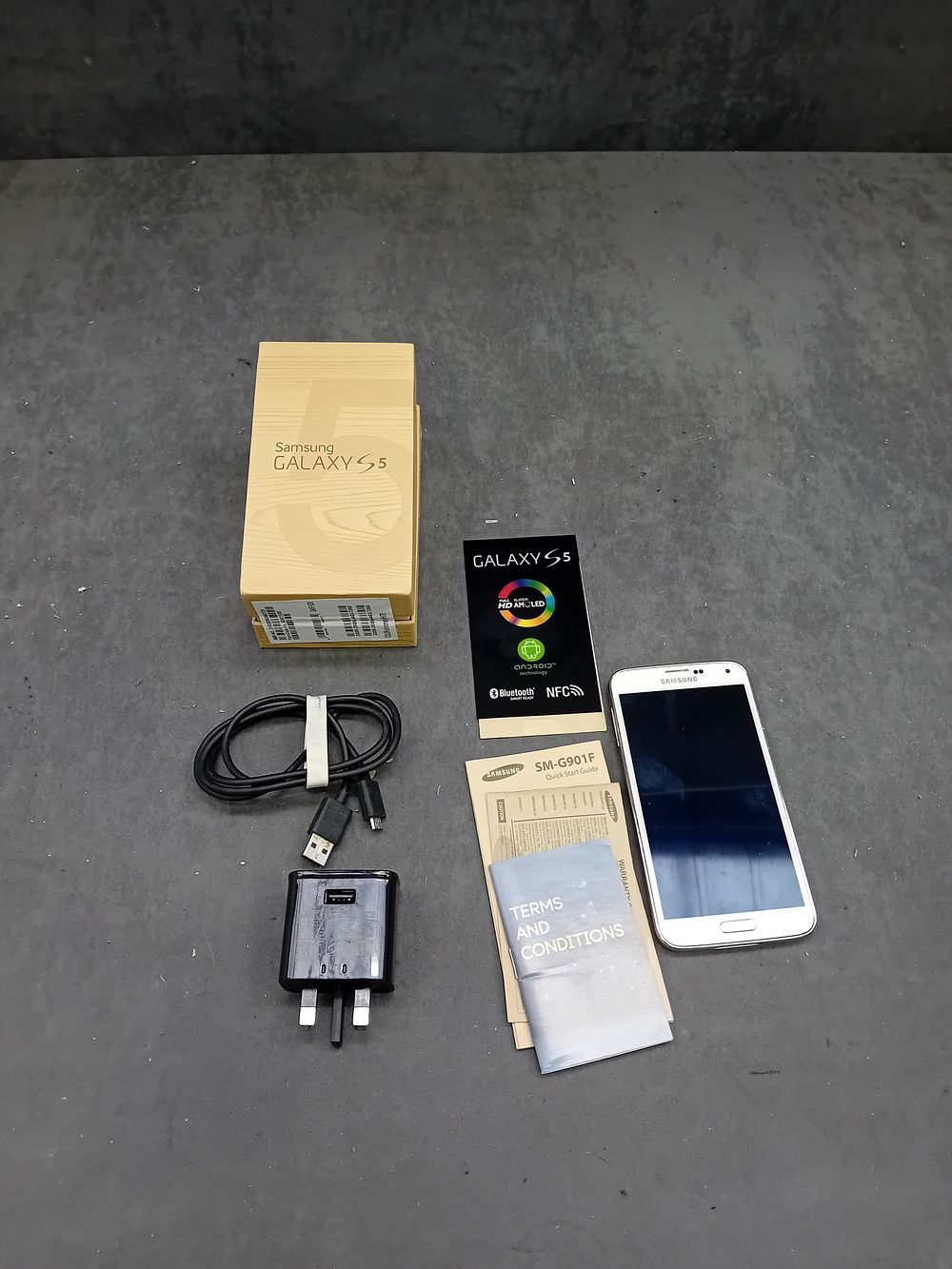 Lot 410: A Samsung Galaxy S5 Smartphone, Model SM-G901F, with Original Packaging and Accessories