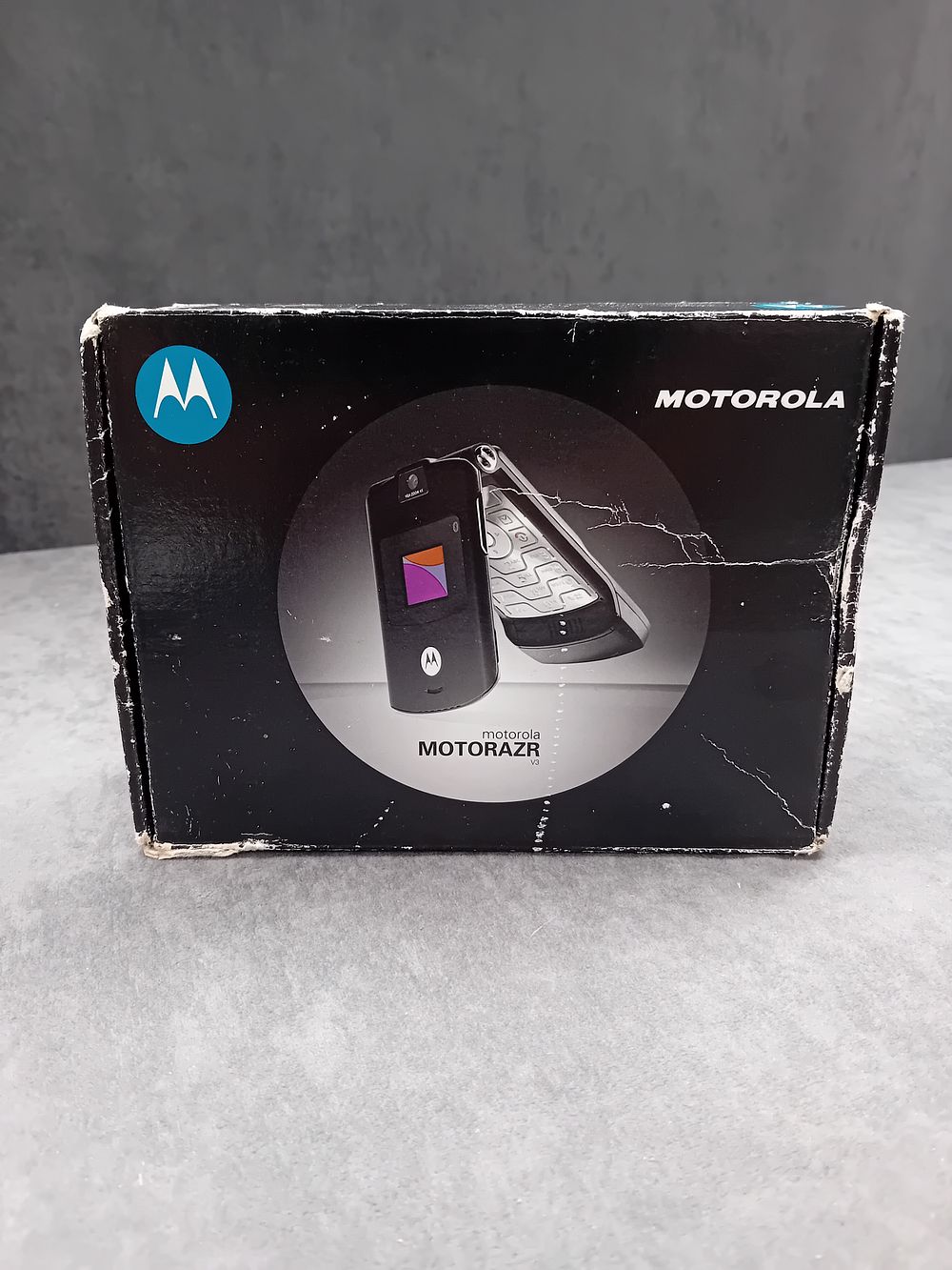 Lot 415: Motorola Razr V3 complete in original box as...