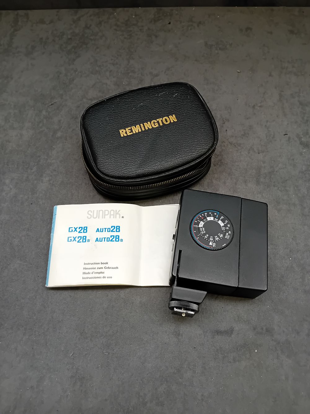 Lot 424: Sunpak Auto28 camera Flash in Remington case as...