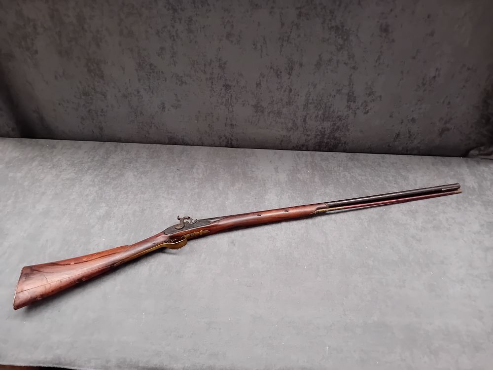 Lot 54: Display item, British Style Percussion Musket/Rifle, Early to



Display antique British style percussion musket or rifle, dating to the early to mid-19th century.