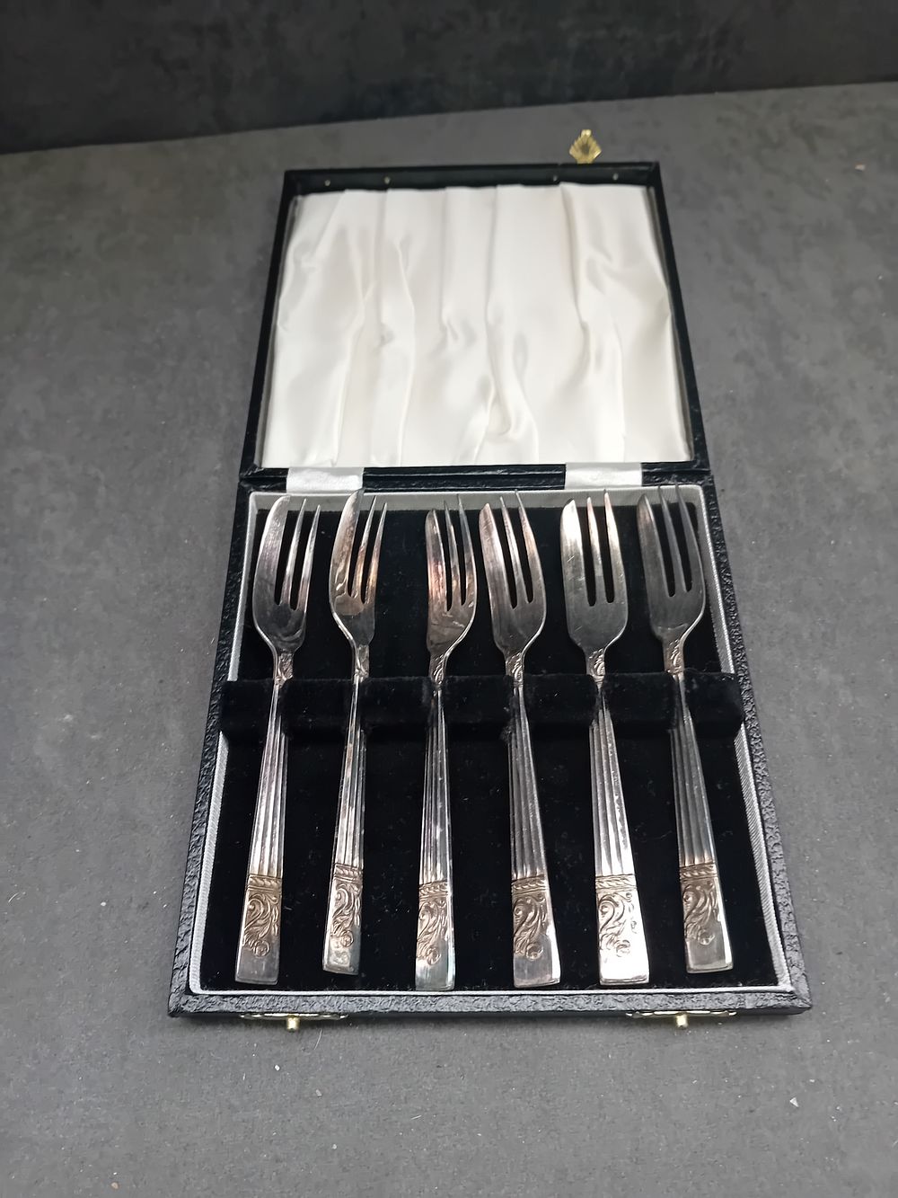 Lot 438: A Set of Six Angora EPNS Pastry Forks