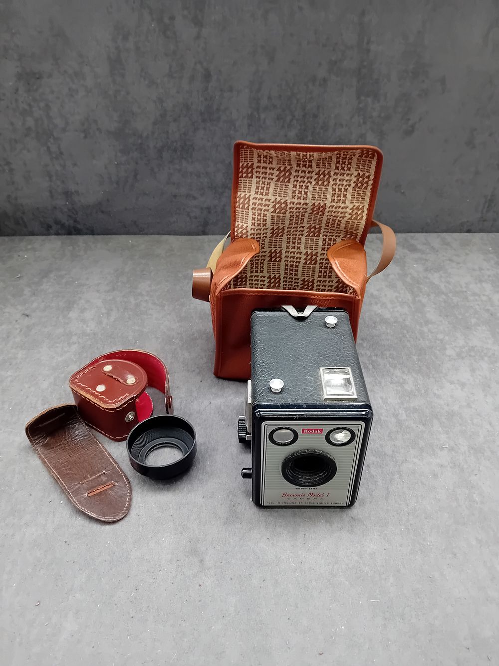 Lot 458: A Group of Vintage Kodak Brownie Model I Camera and Accessories