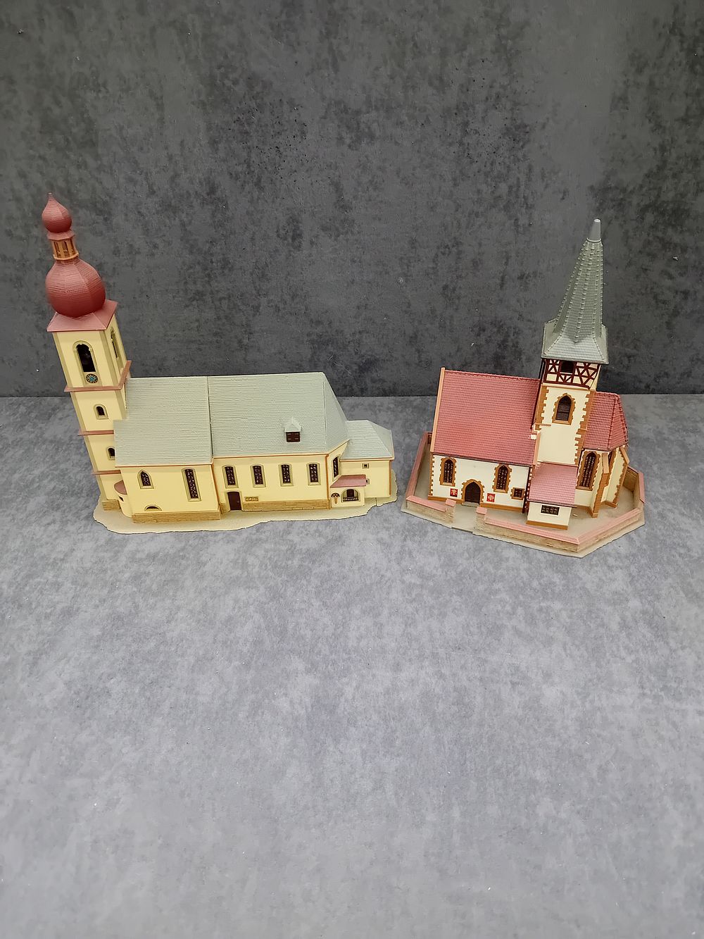Lot 679: Lot of 2 Kibri model railway buildings ho/oo...