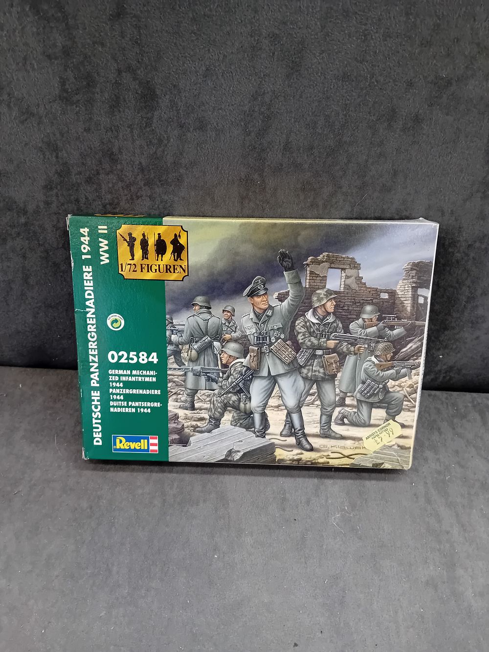 Lot 157: Revell 1/72 Deutsche Panzergrenadiere 1944 WW II Model Kit, No. 02584
