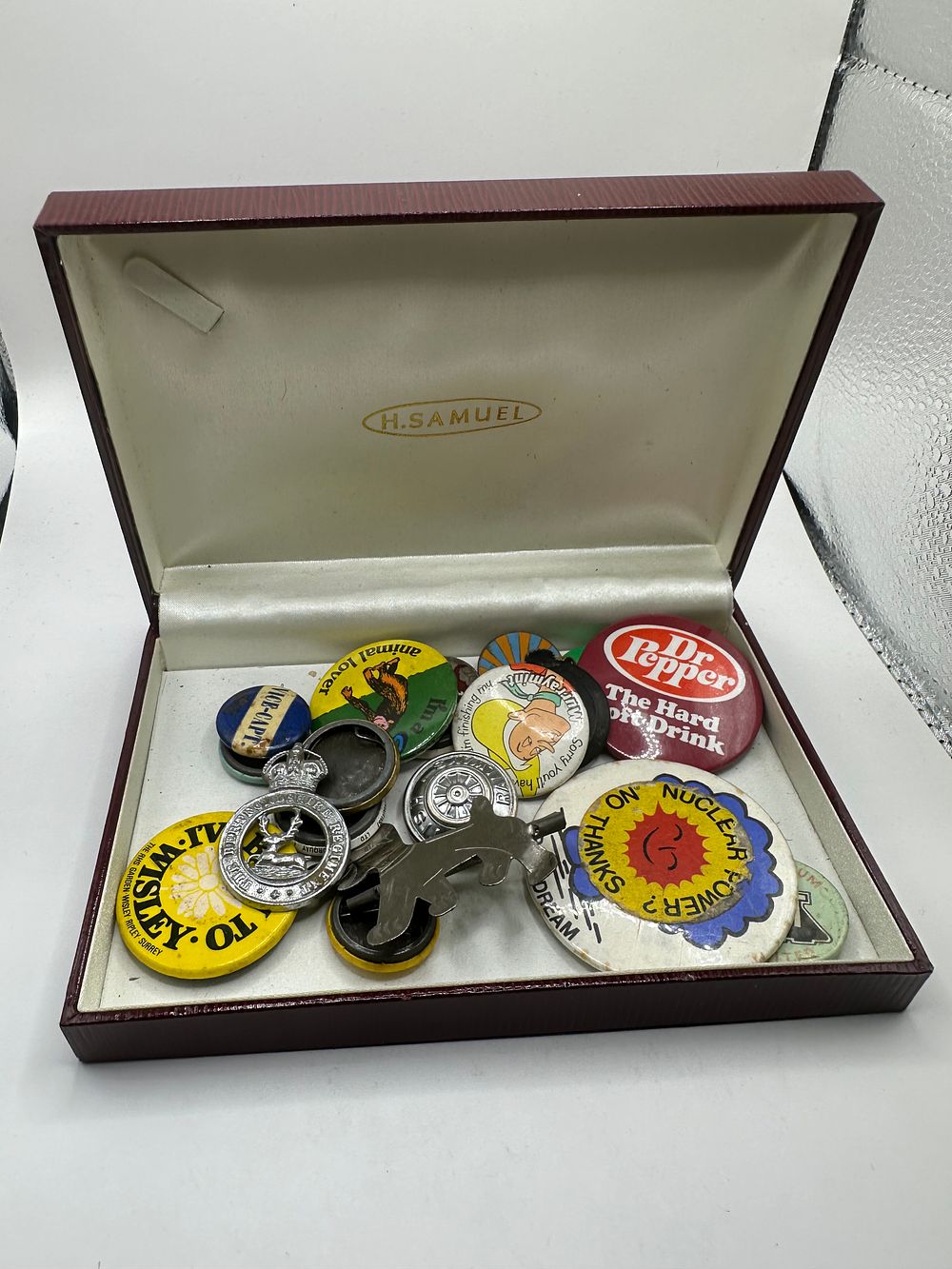 Lot 440: A Collection of 20 Assorted Vintage Pins and Badges, Presented in an H. Samuel Box
