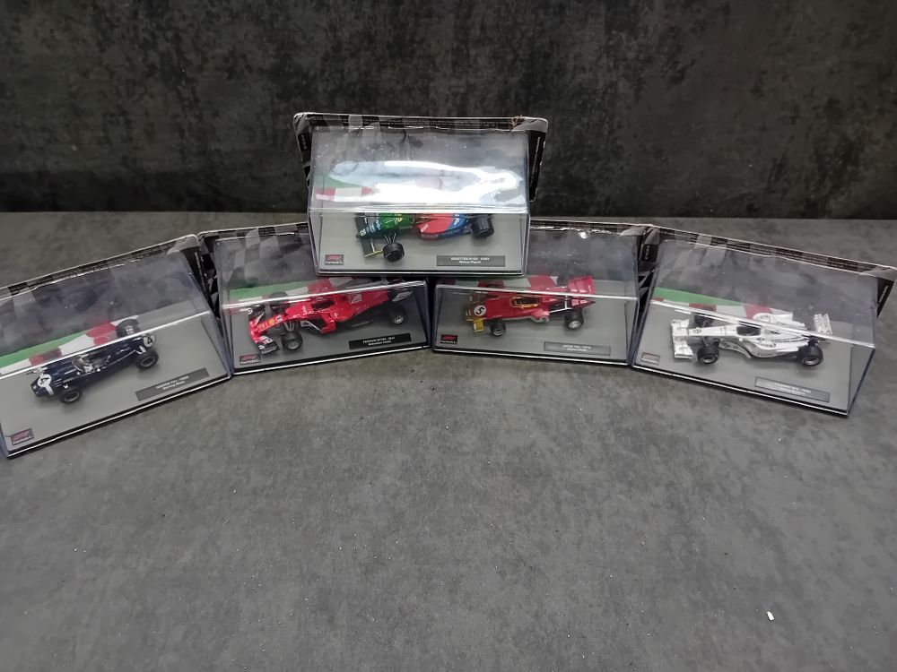 Lot 338: A Set of 5 Bburago Formula Racing F1 1:43 Scale Die-Cast Model Cars