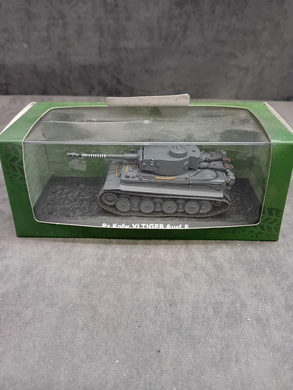 Lot 358: Atlas Ultimate Tank Collection Pz.Kpfw. VI Tiger Ausf. E 1:72 Scale Model