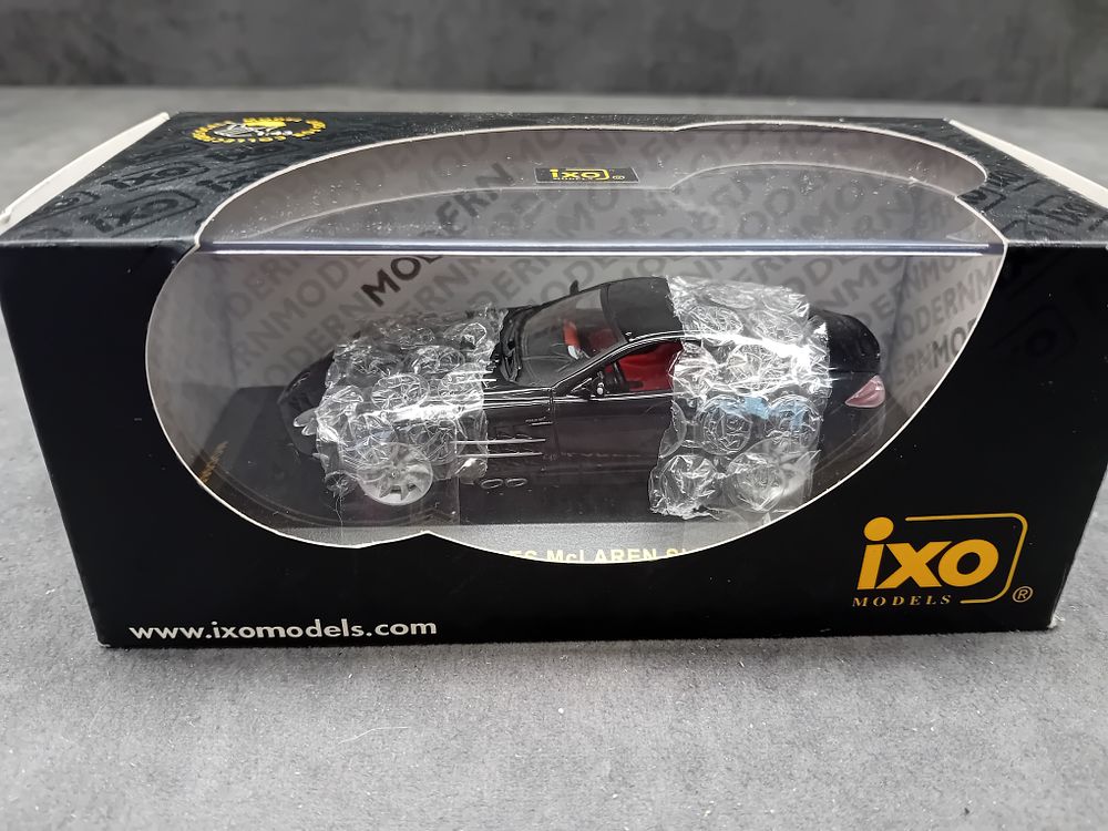 Lot 384: ixo MODELS 1:43 Scale Mercedes McLaren SLR 2003 Die-Cast Model Car