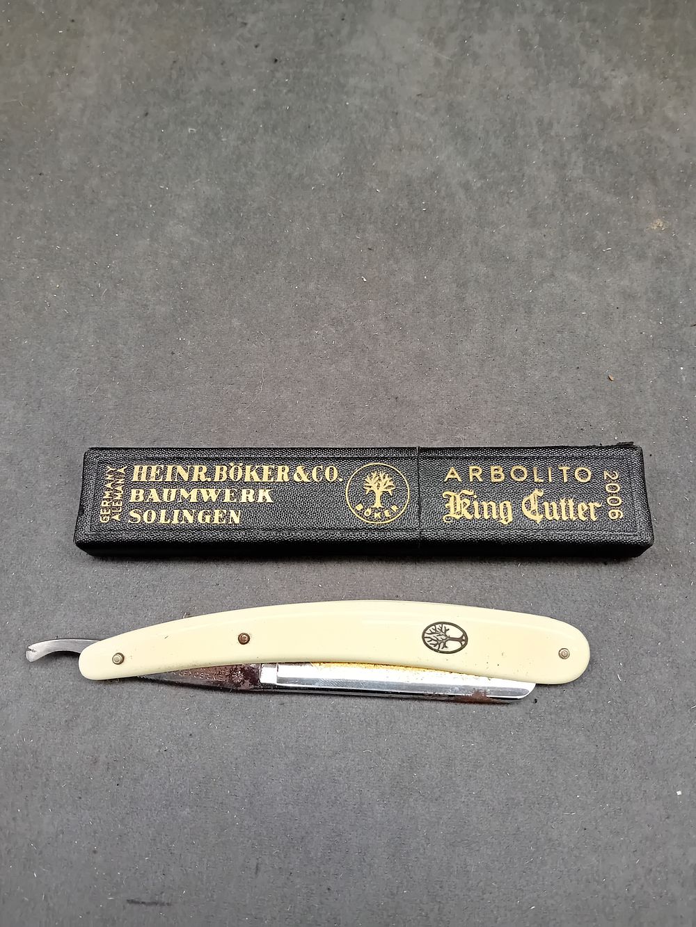 Lot 219: A Heinr. Böker & Co. 'King Cutter' Straight Razor, Solingen, with Original Case