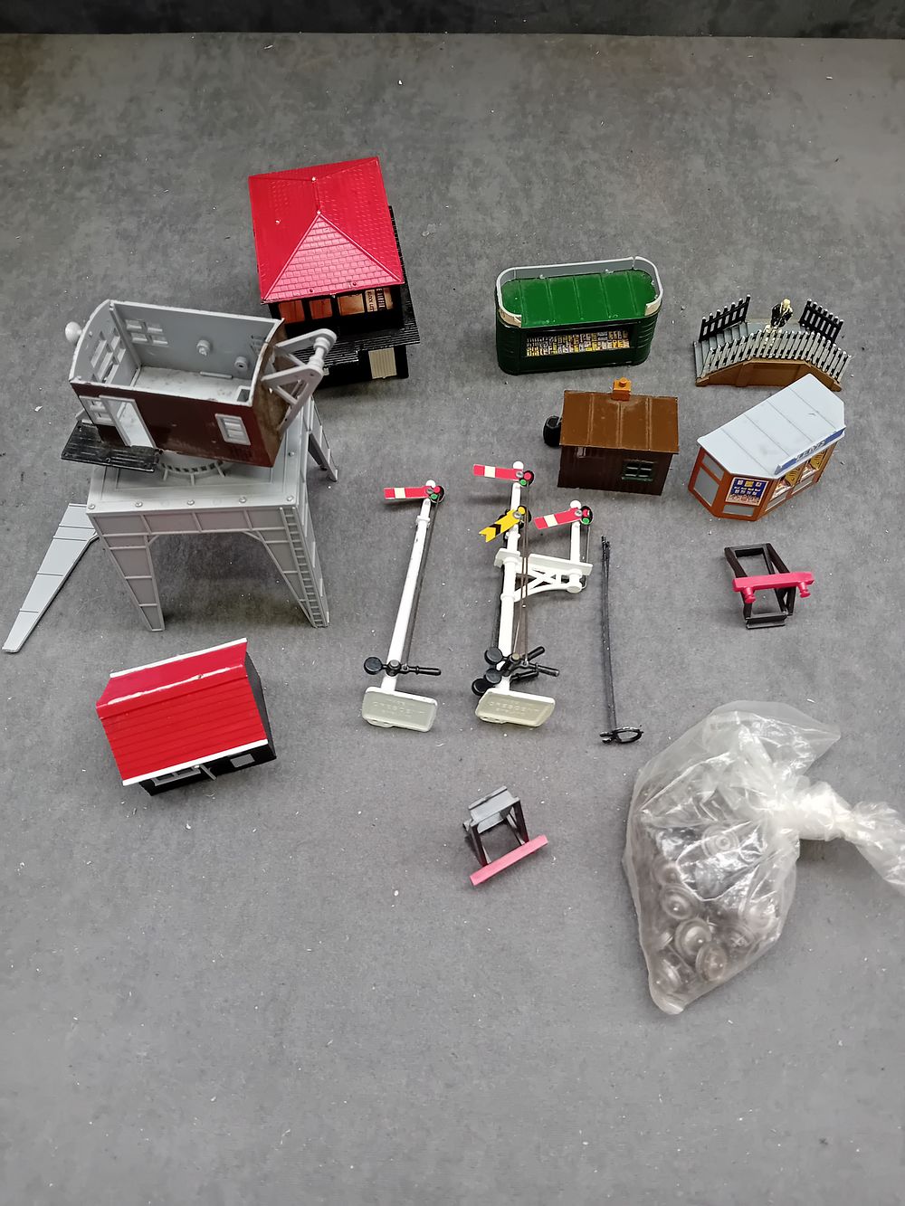 Lot 223: A Collection of Vintage HO Scale Model Railway Accessories, including Crescent Signals